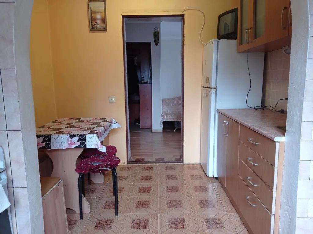 Небольшая, очень светлая и летом с приятной прохладой квартира