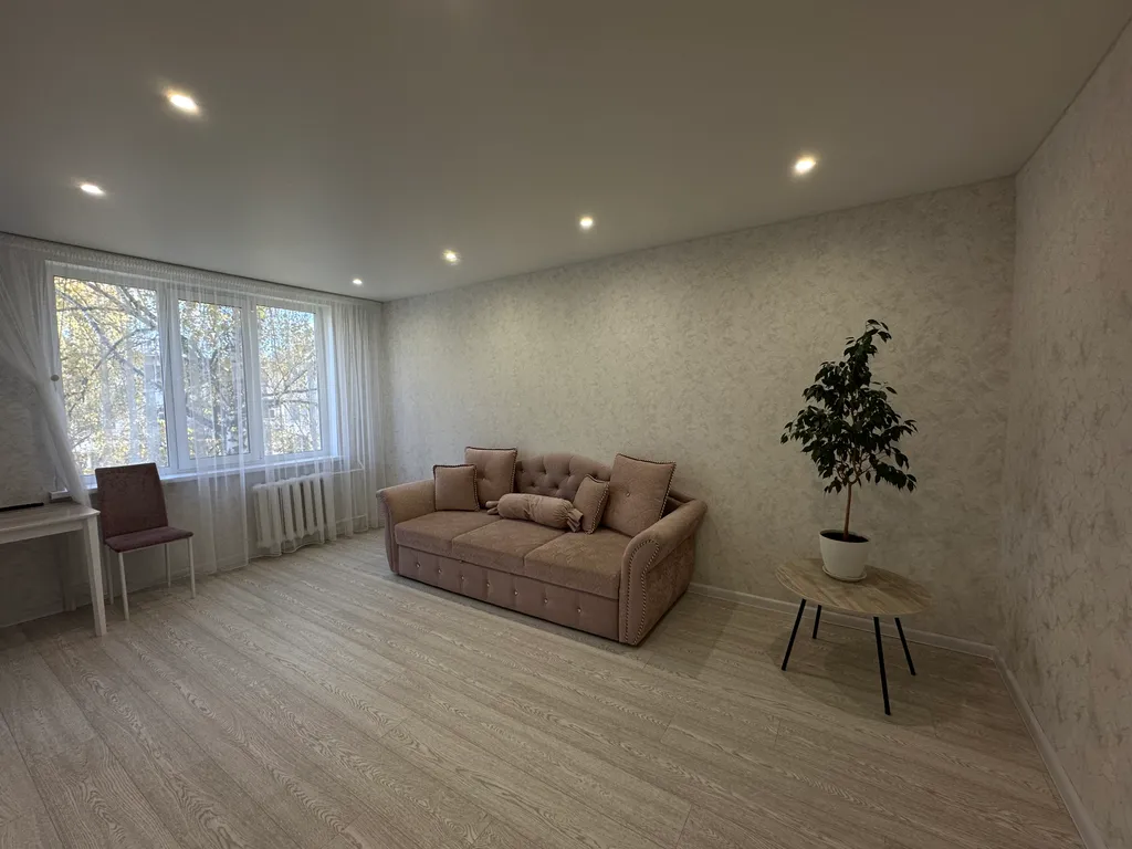 Двухкомнатная квартира с новым ремонтом, рядом с въездом в город