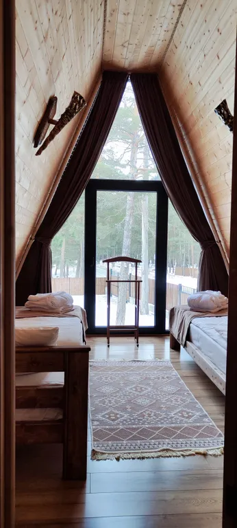 Горный домик с видом на горы и реку