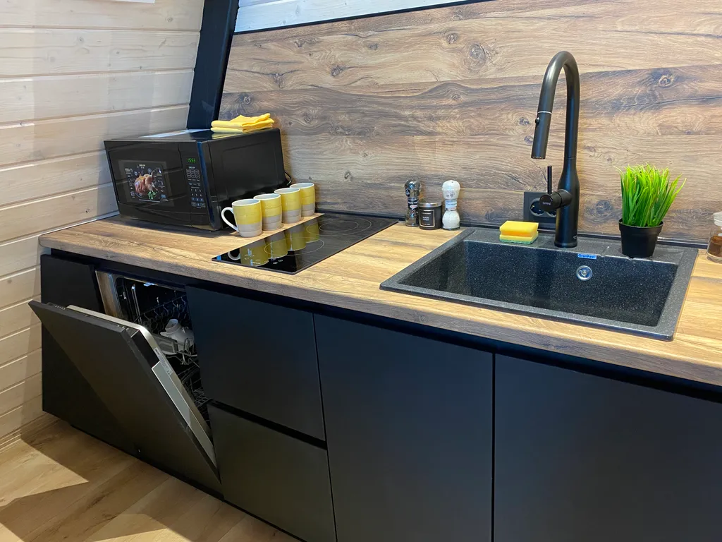 Треугольный дом A-фрейм с панорамными окнами Космос