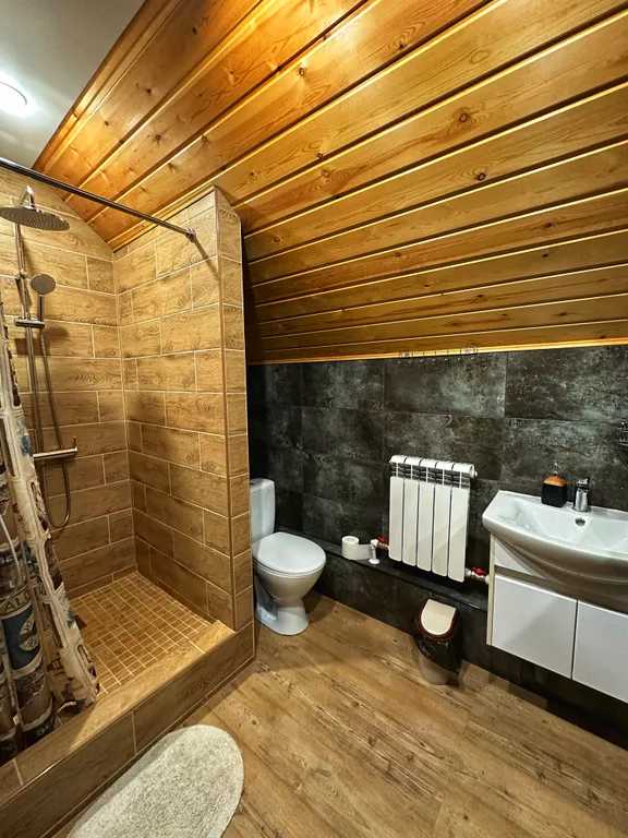 Коттедж Гостевой двор "Дом в кедрах" — Шерегеш