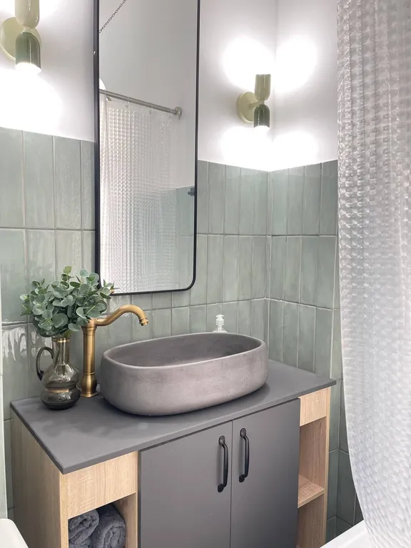 Апартаменты в сталинском доме с панорамным балконом у берега моря