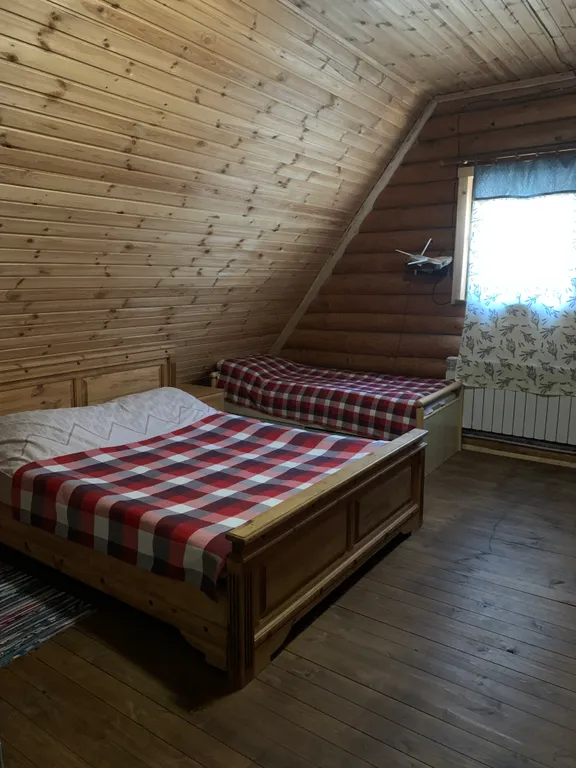 Усадьба Медвежий угол в лесу на берегу озера