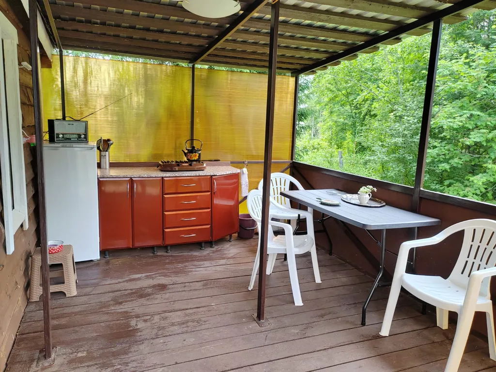 Домик на озере в глуши