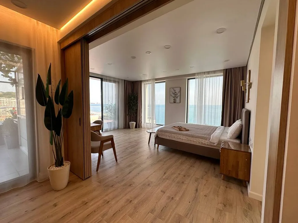 Огромные апартаменты с прямым видом на море и террасой 40 кв. метров