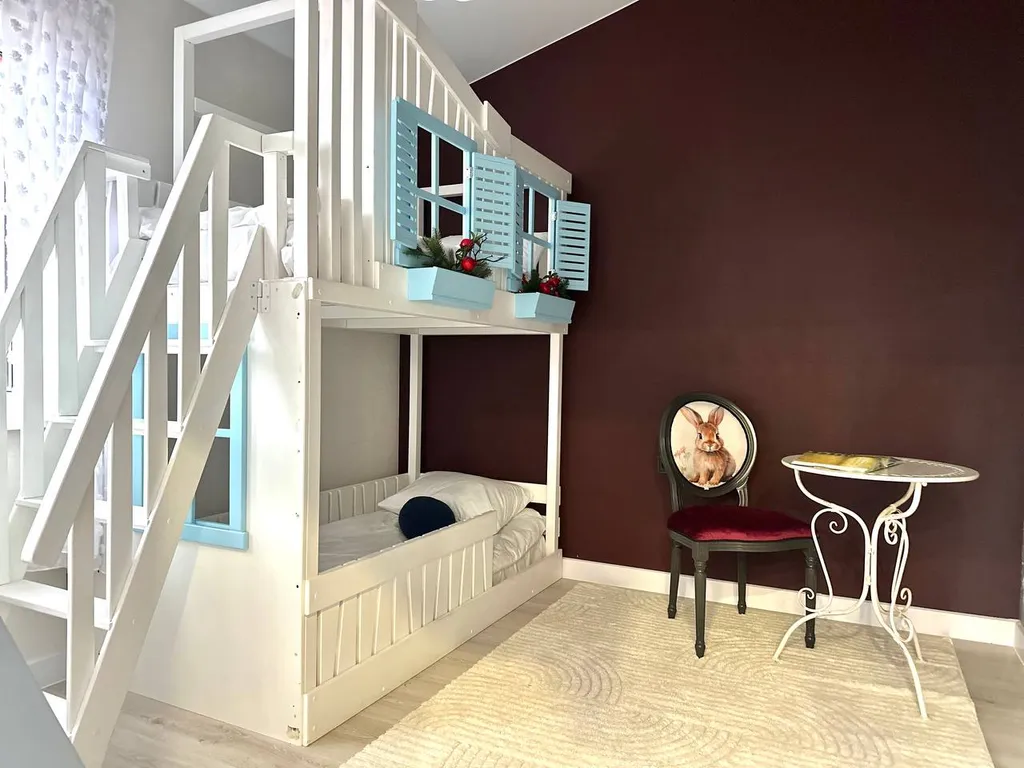 Фотодача с уникальным ярким интерьером для вашего отдыха и настроения