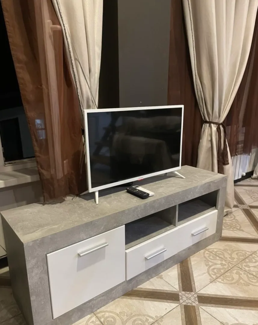 Телевизор, полки 