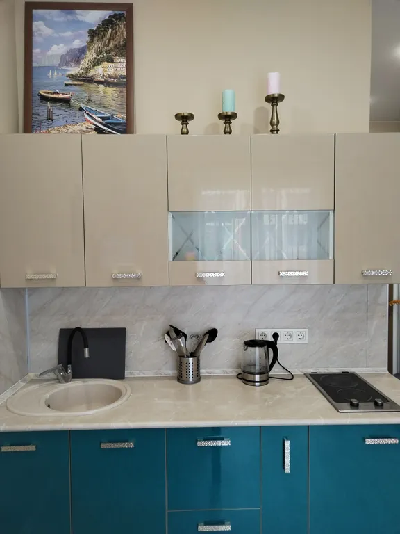 Студия для двоих с видом на аллею