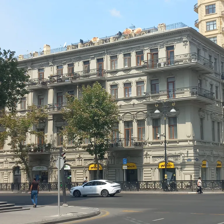 Квартира Трасса Ф 1 Большой балкон вид на трассу — аренда посуточно в Баку