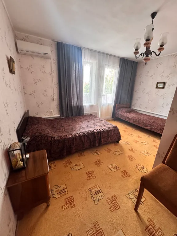 С бассейном рядом с морем