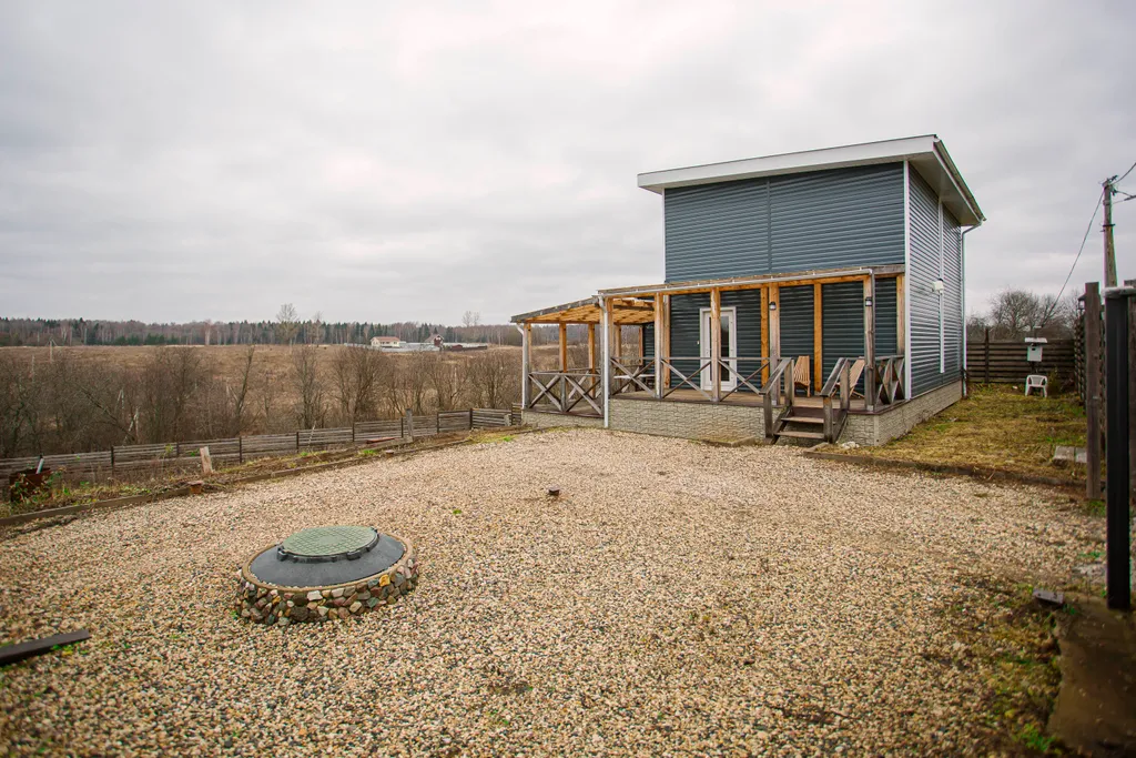 Дом на берегу реки