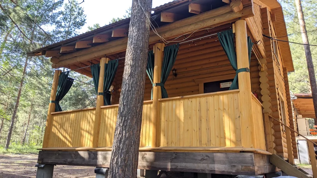 Дом Изумруд в лесу