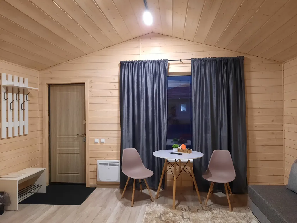 Уютный четырехместный Домик де-люкс с двухспальной кроватью