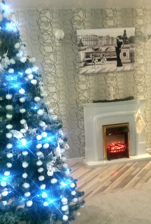 Кондиционер и камин.