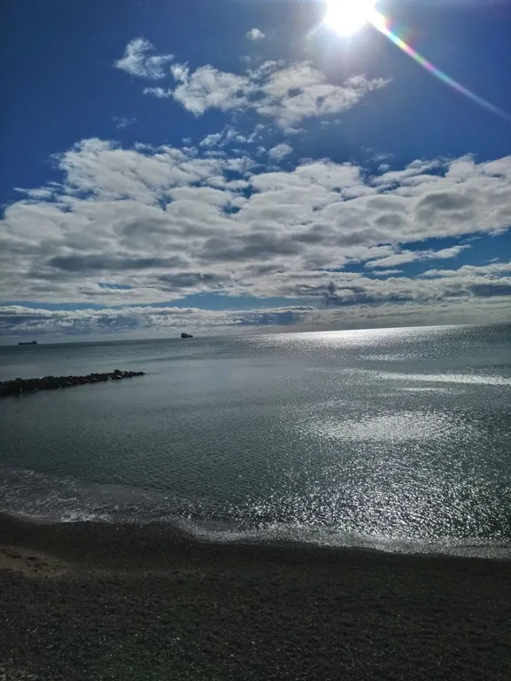 Комната у моря с видом на сад