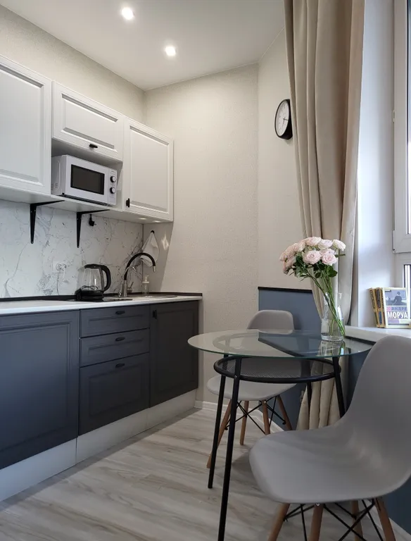 Blue studio - студия с окном в ванной комнате и видом на лес