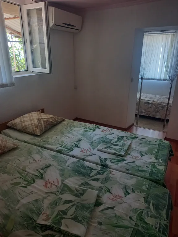 Комната в частным доме с видом в сад