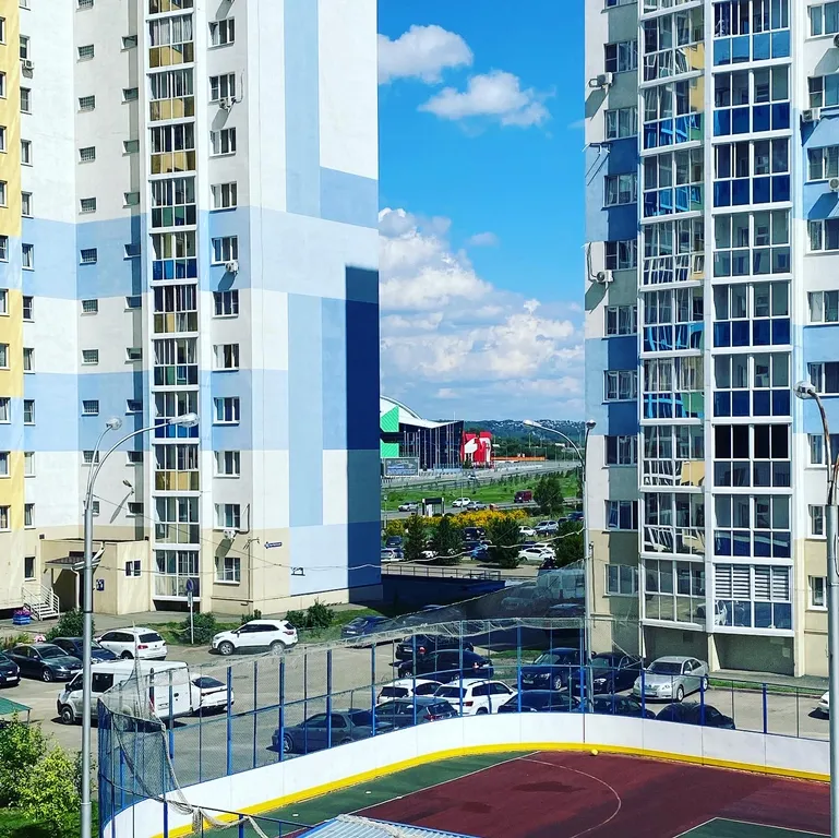 У Ледового дворца и областной больницы