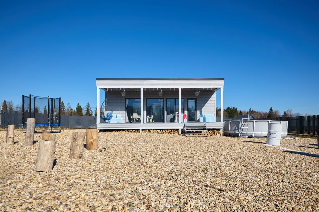 Grey House с дикими зайцами