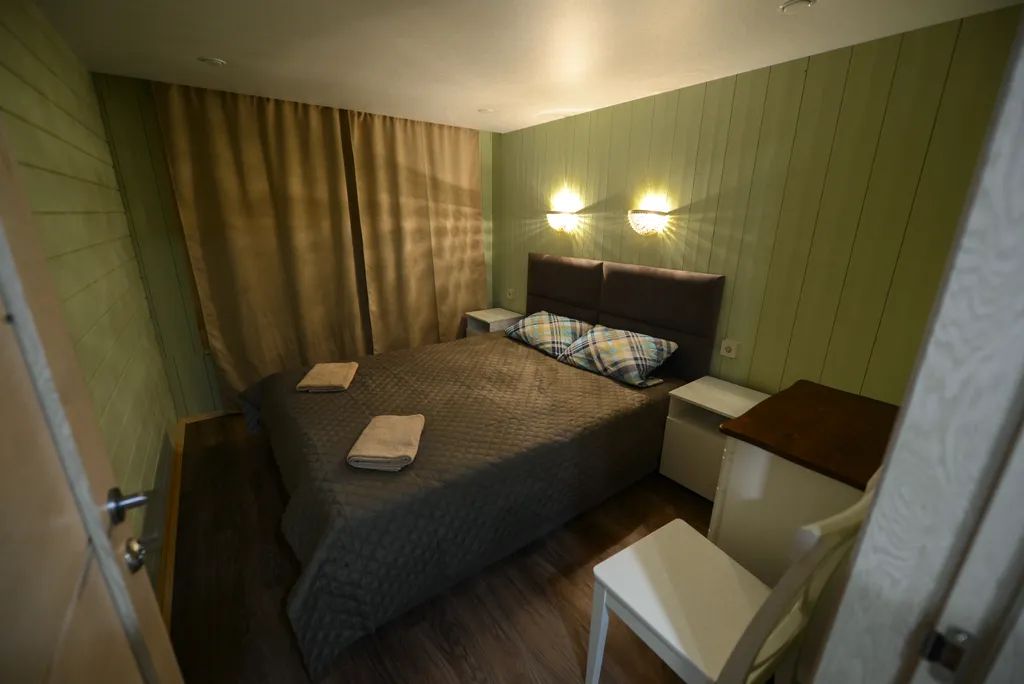 Большой коттедж на берегу из двух частей