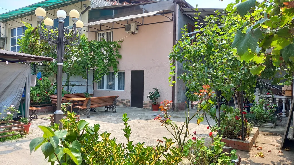 Уютный дом у набережной