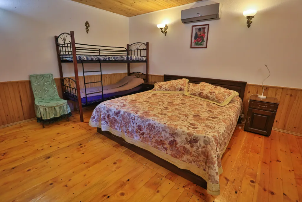 Коттедж Добротный кирпичный дом со своим двором в усадьбе Можжевеловый дворик — Айвовое