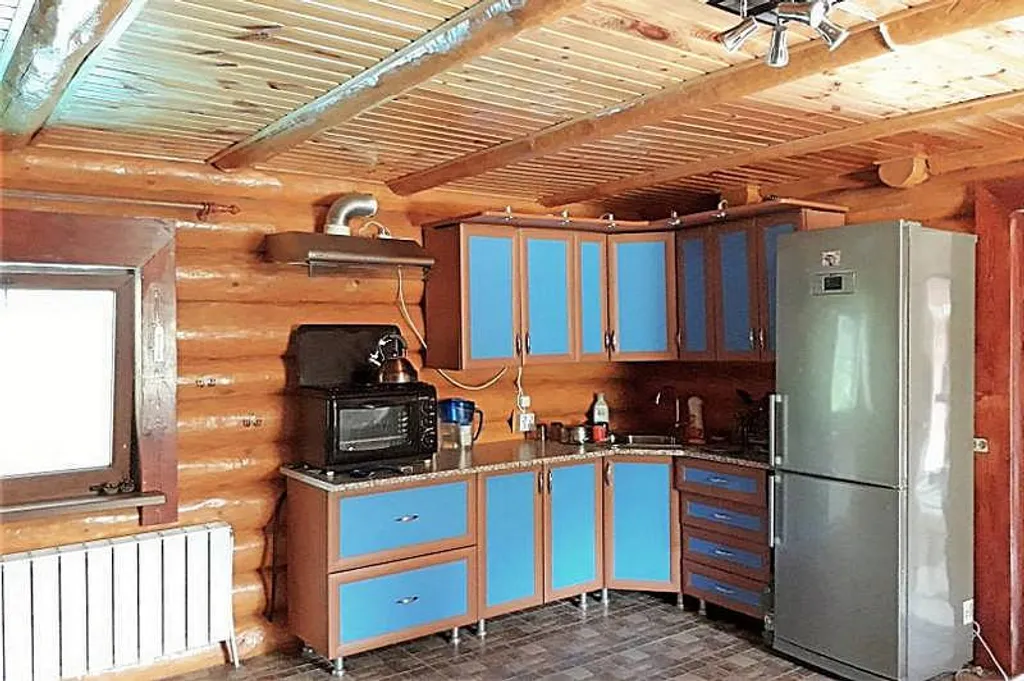 Бревенчатый дом в лесу с бассейном