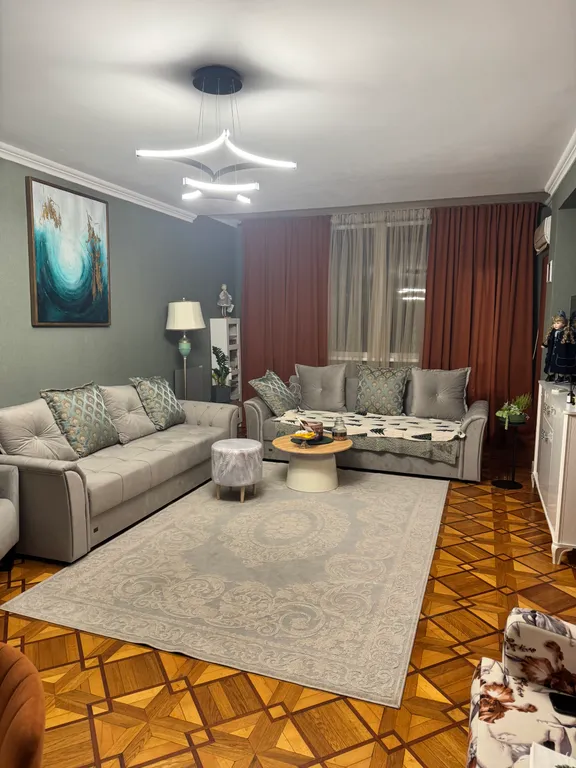 Просторная квартира в центре города — аренда посуточно в Пицунда