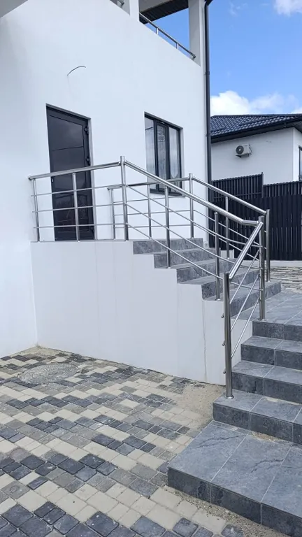 Дом с бассейном и с видом на море и горы