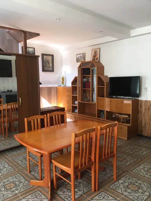 Двухэтажный дом с верандой, огороженной парковкой и сауной