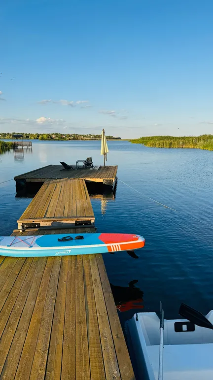 Дoм у реки с собственным причалом и рыбалкой