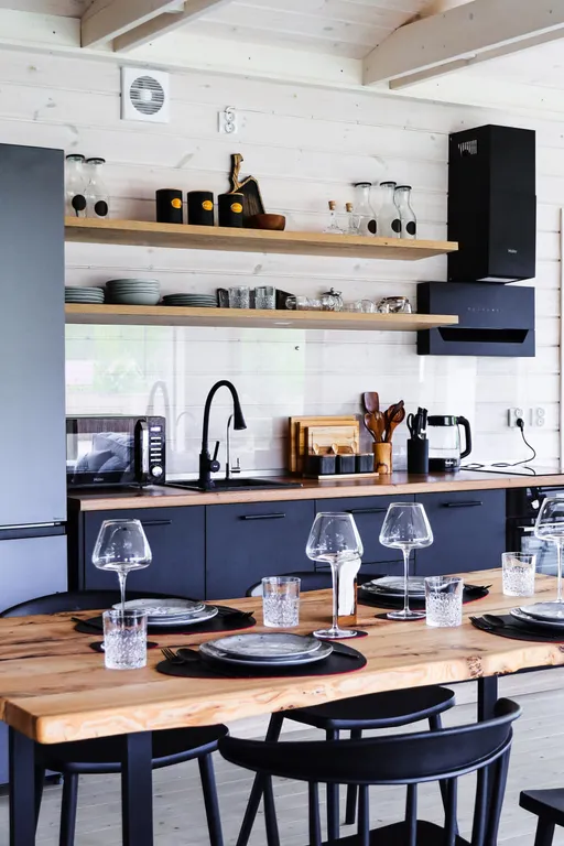 Черный дом на берегу водохранилища