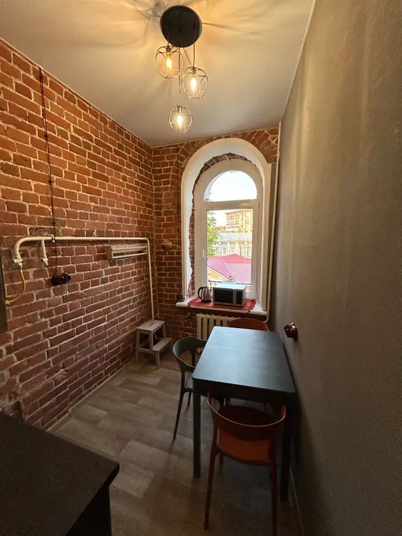 Уютный лофт с историческим балконом на главной улице