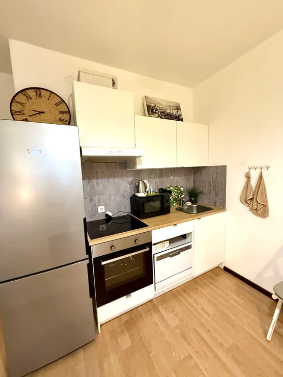 Студия для троих гостей