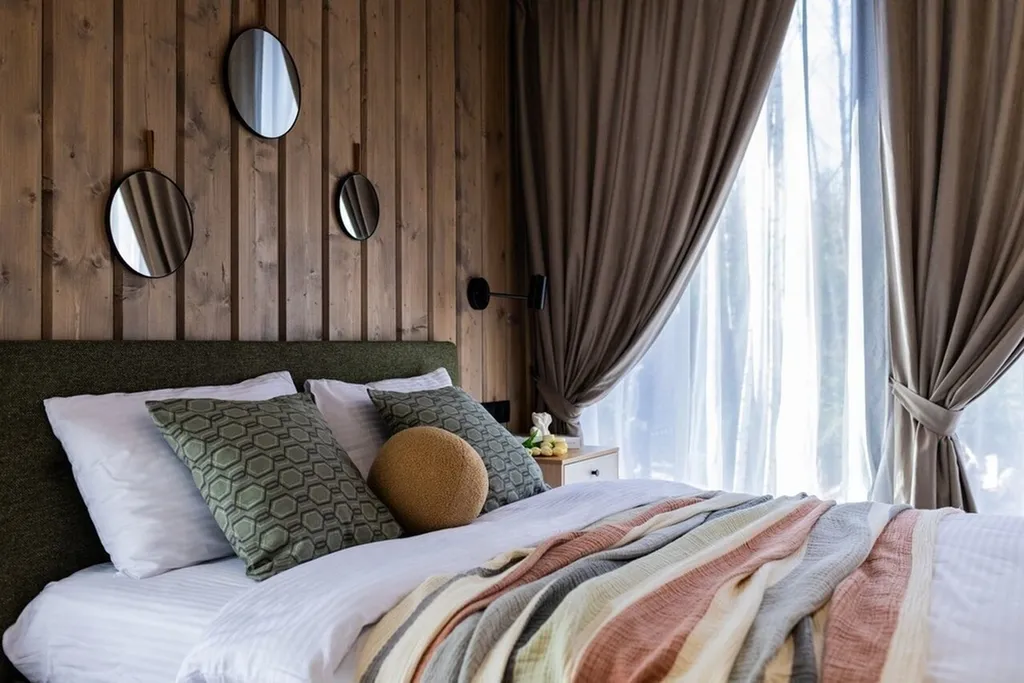 Дизайнерский панорамный дом с сауной в хвойном лесу