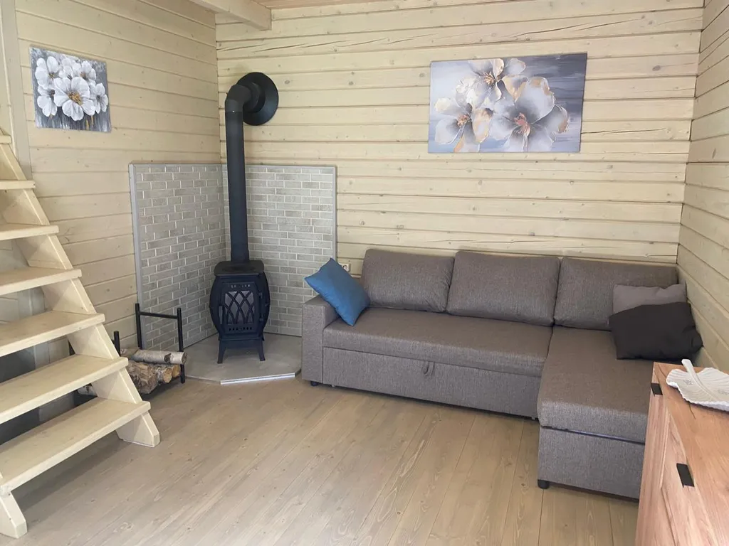 Уютный домик в лесу около реки