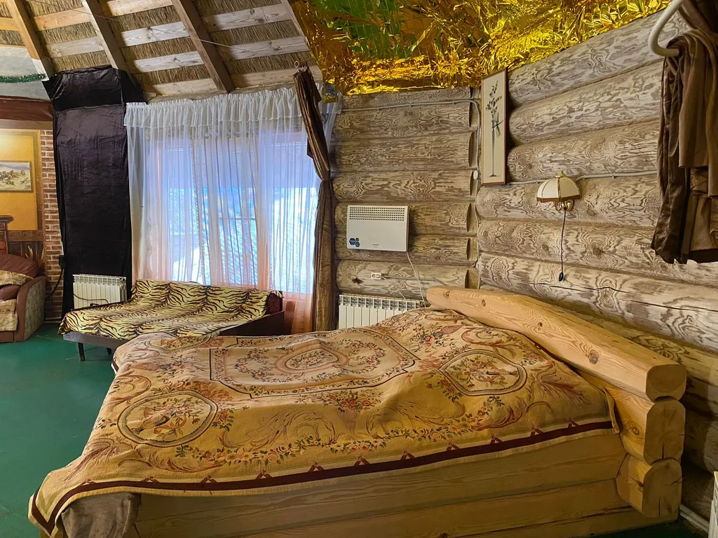 Деревянный дом с соломенной крышей и высокими потолками