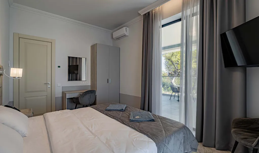 Делюкс с выходом к бассейну и террасой