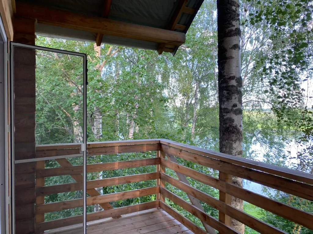 Уютный домик у озера с балконом