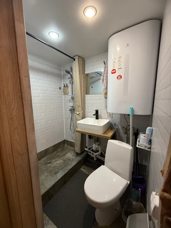 Дом с панорамными окнами на берегу озера, баня, лодка