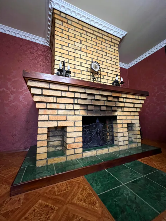 Двухэтажный коттедж на зелёной территории