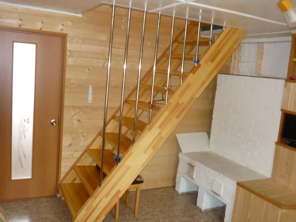 Дом на берегу с баней и лодкой