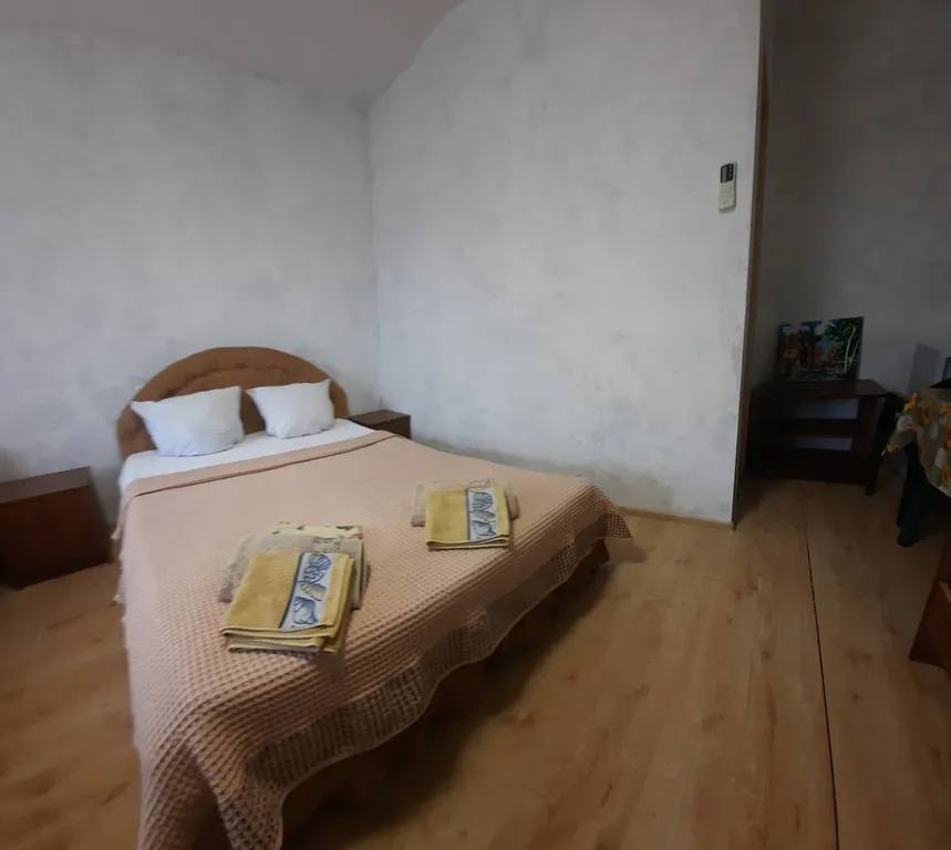 Квартира Уютная комната с удобствами, отдельный вход со двора, бассейн — Кучугуры