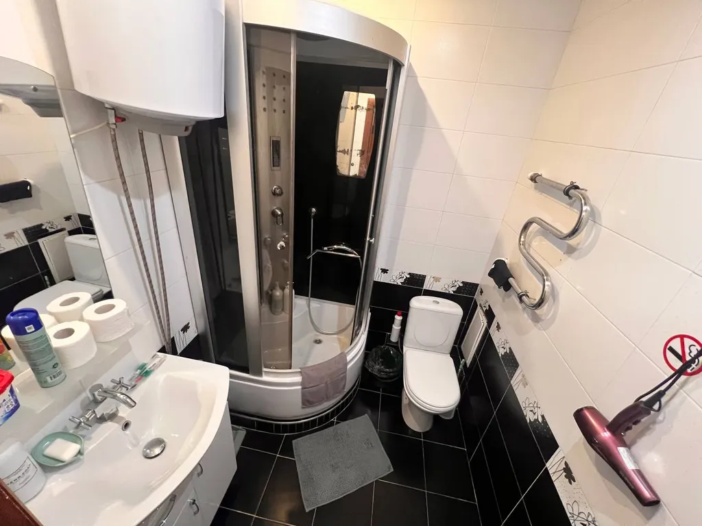 Квартира Уютная светлая студия, центр, ТЦ Вояж, парковка, кафе, аквапарк источник — Тюмень