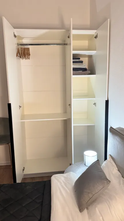 Евродвушка с высокими потолками и большими окнами, 2 кровати