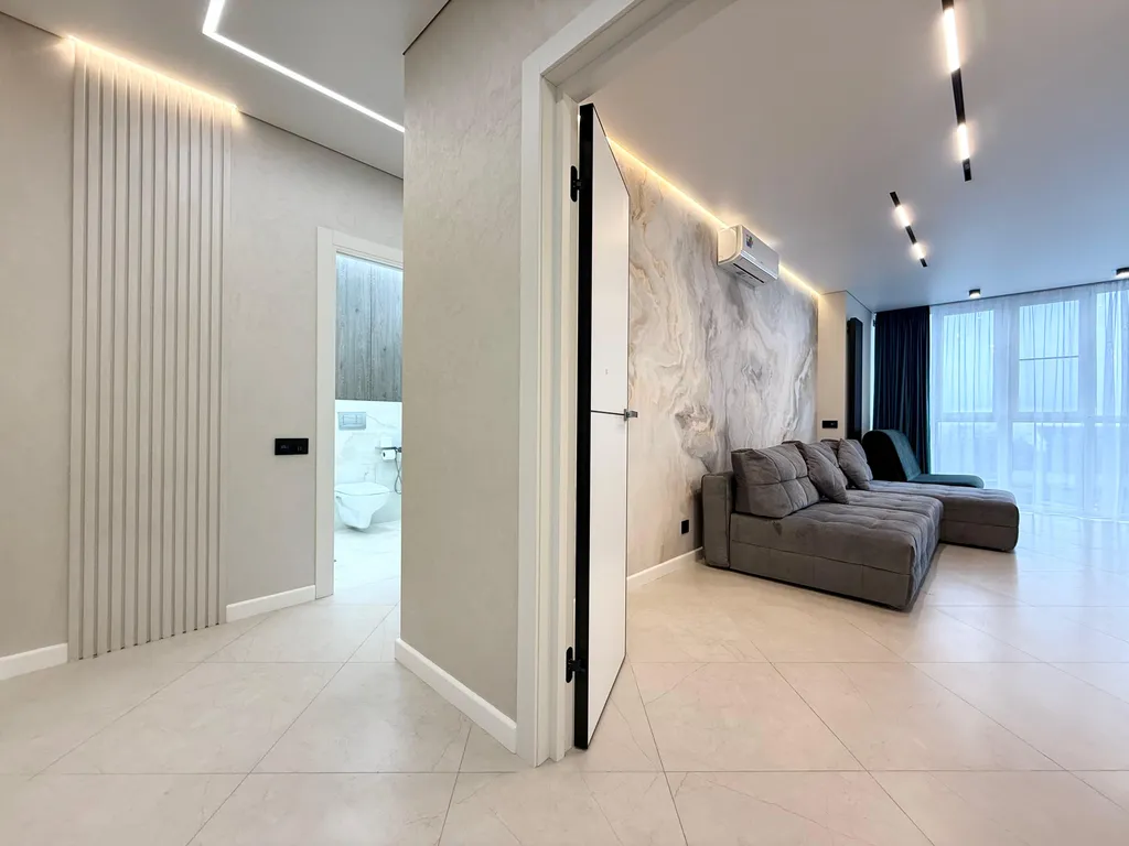 Квартира с большой кухней-гостиной, камином и панорамным видом