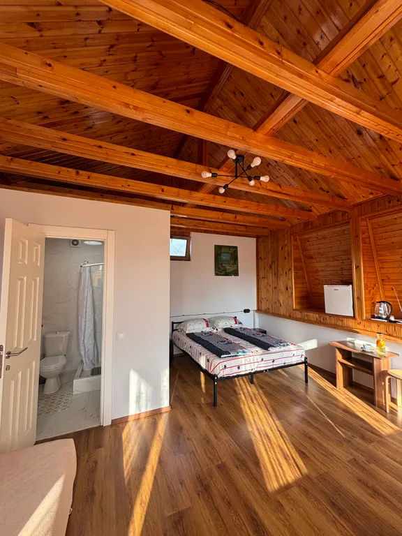 Уютная мансарда с видом на двор и сад