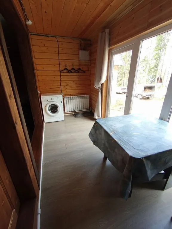 Дом в живописном месте на берегу реки Бия