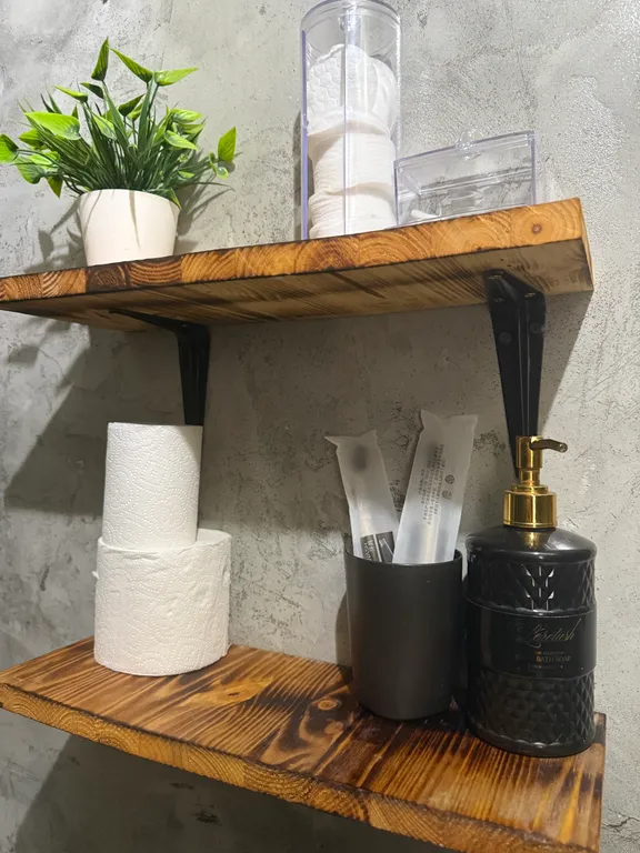 Уютный домик на берегу реки с горячим чаном