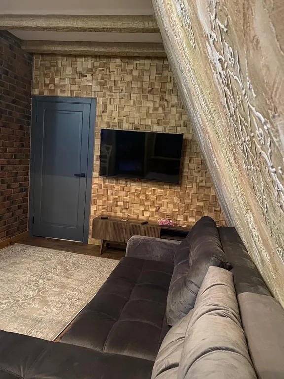 Архитектурный дом A-freim с безграничным окружением природы и речки